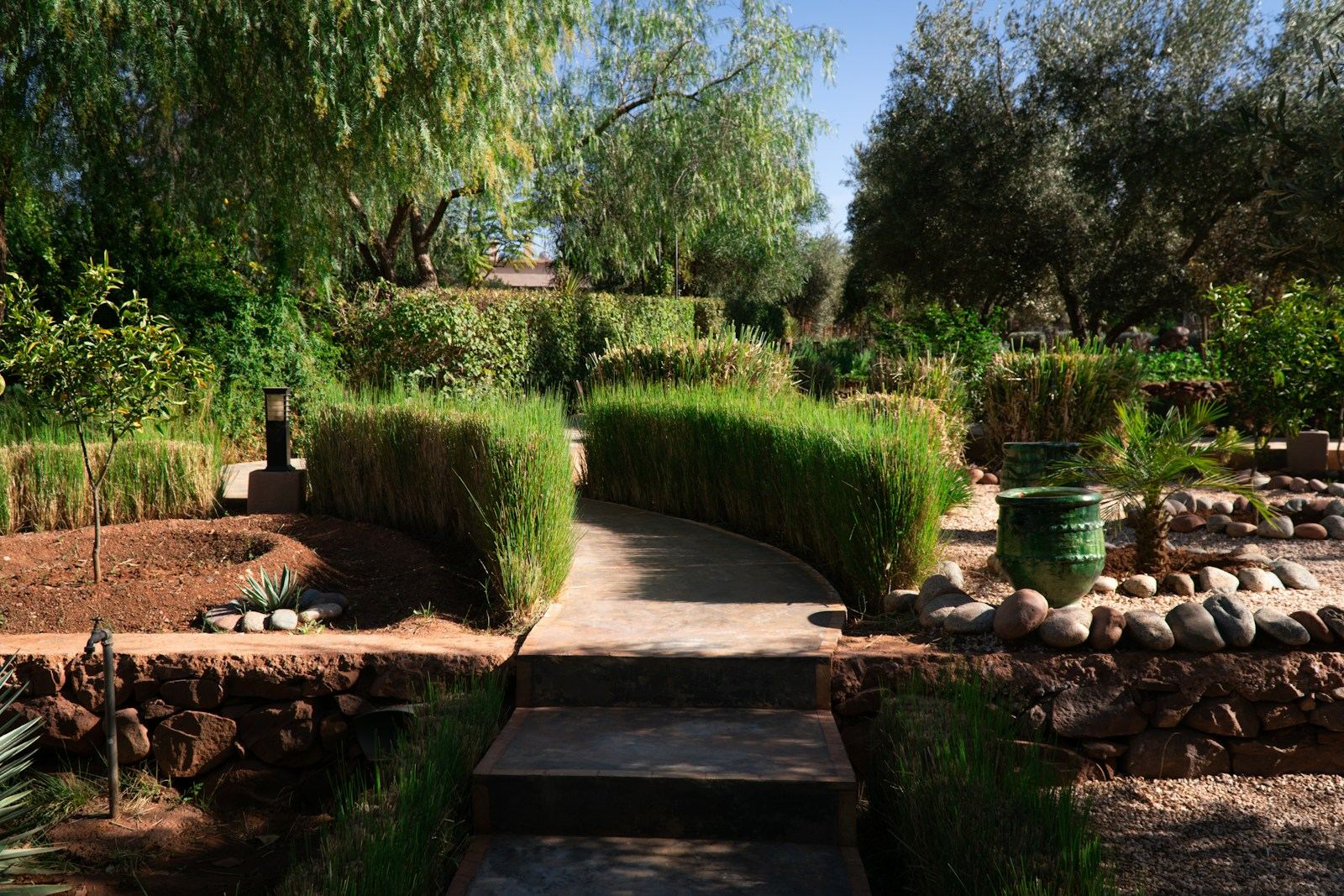 Jardin aménagé, allée et massifs plantés, aménagement paysager Yvelines & Hauts-de-Seine